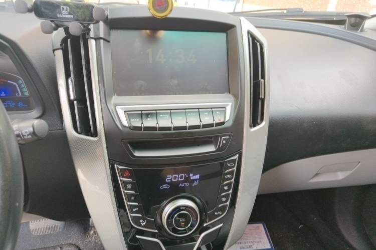Used Luxgen U6 SUV 2015 1.8T Fashion Edition Audio And AC Panel
