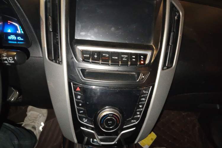 Used Luxgen U6 SUV 2015 1.8T Charm Model Audio And AC Panel