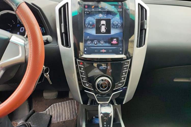 Used Luxgen U6 SUV 2015 1.8T Fashion Edition Audio And AC Panel