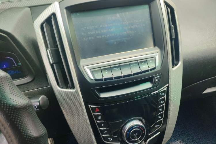 Used Luxgen U6 SUV 2015 1.8T Enhanced Charm Edition Audio And AC Panel