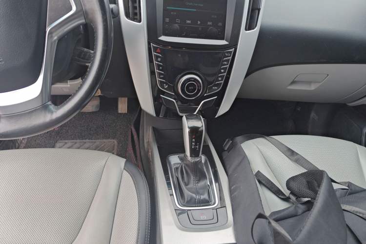 Used Luxgen U6 SUV 2015 1.8T Fashion Edition Audio And AC Panel