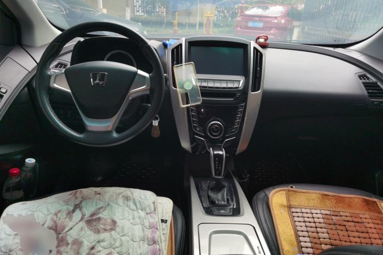 Used Luxgen U6 SUV 2015 1.8T Fashion-Upgraded Model Center Console