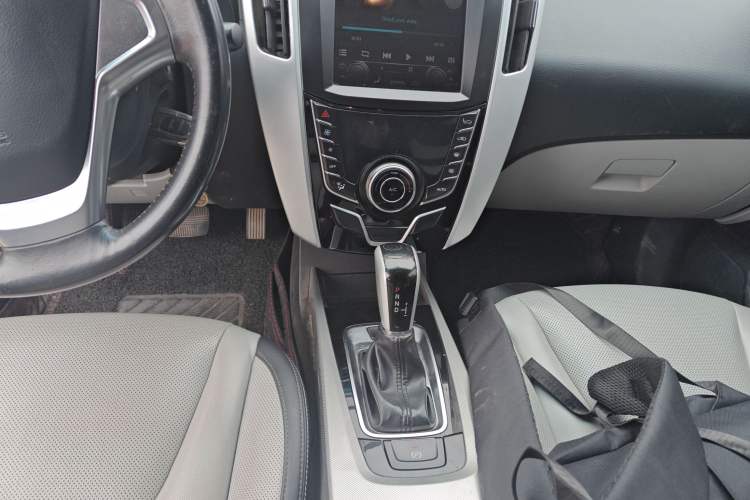 Used Luxgen U6 SUV 2015 1.8T Fashion Edition Center Console
