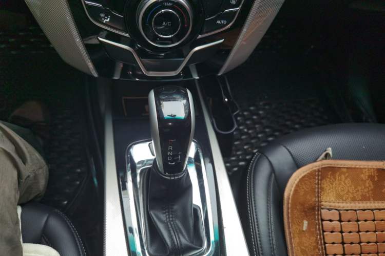 Used Luxgen U6 SUV 2015 1.8T Fashion-Upgraded Model Gear Lever