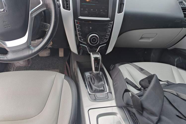 Used Luxgen U6 SUV 2015 1.8T Fashion Edition Gear Lever
