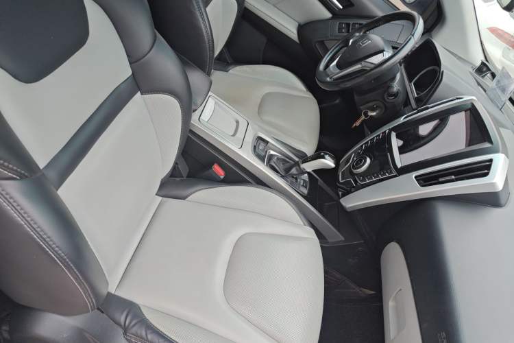 Used Luxgen U6 SUV 2015 1.8T Fashion Edition Right Front Seat