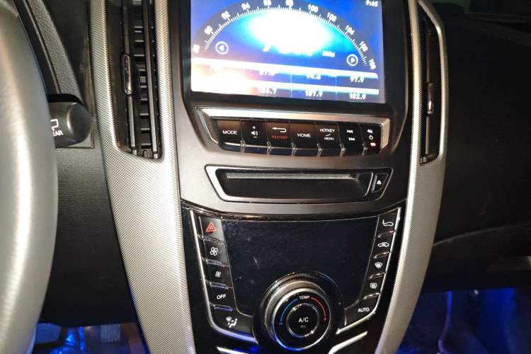 Used Luxgen U6 SUV 2015 1.8T Fashion Edition Audio And AC Panel
