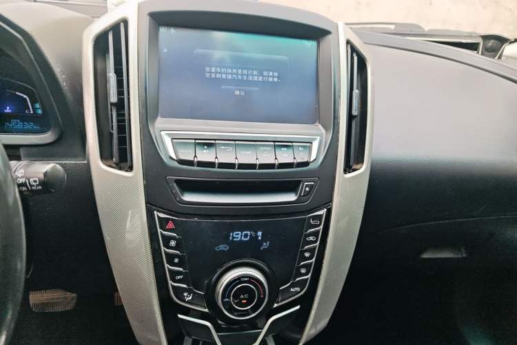 Used Luxgen U6 SUV 2015 1.8T Fashion Edition Audio And AC Panel