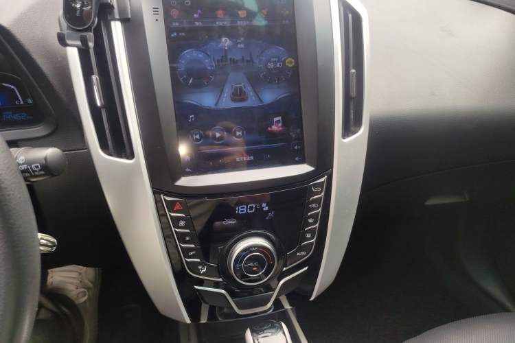 Used Luxgen U6 SUV 2015 1.8T Enhanced Charm Edition Audio And AC Panel