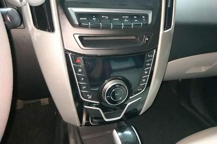 Used Luxgen U6 SUV 2015 1.8T Fashion Edition Audio And AC Panel