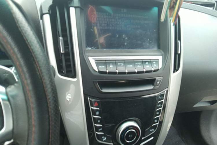 Used Luxgen U6 SUV 2015 1.8T ZhiZun Model Audio And AC Panel