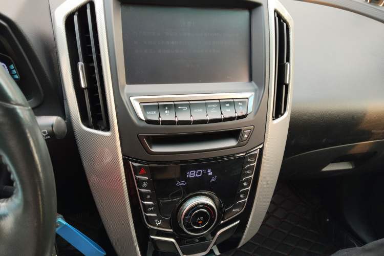 Used Luxgen U6 SUV 2015 1.8T Fashion Edition Audio And AC Panel