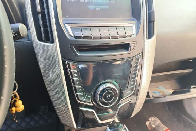 Used Luxgen U6 SUV 2015 1.8T Fashion Edition Audio And AC Panel