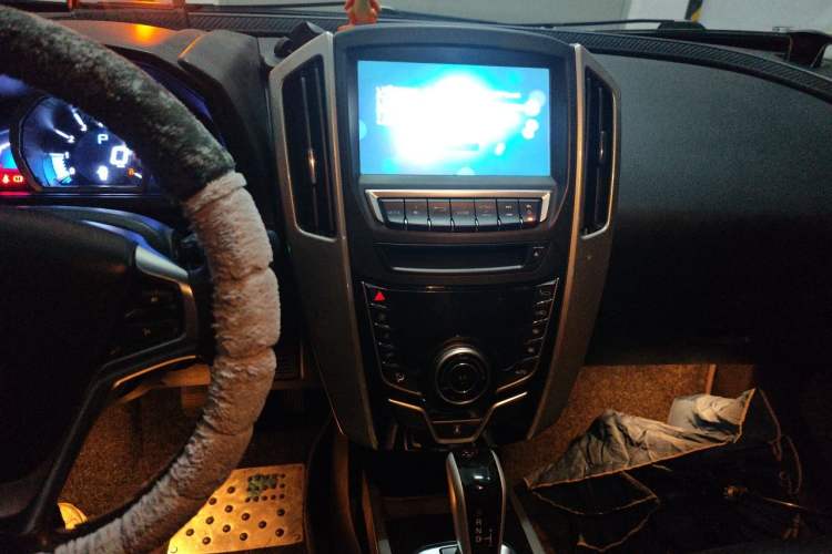 Used Luxgen U6 SUV 2015 1.8T ZhiZun Model Audio And AC Panel
