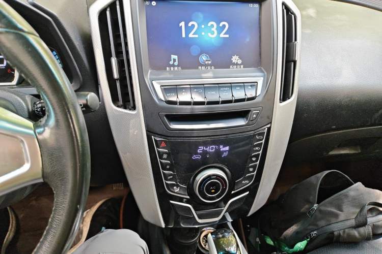 Used Luxgen U6 SUV 2015 1.8T Fashion Edition Audio And AC Panel