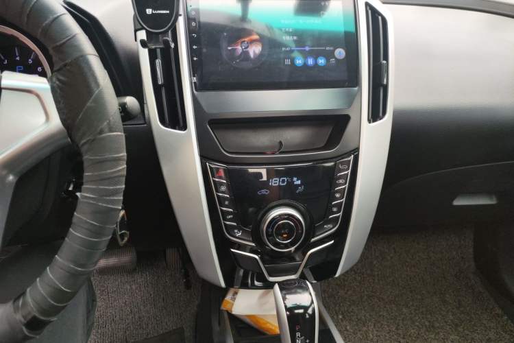 Used Luxgen U6 SUV 2015 1.8T Fashion Edition Audio And AC Panel