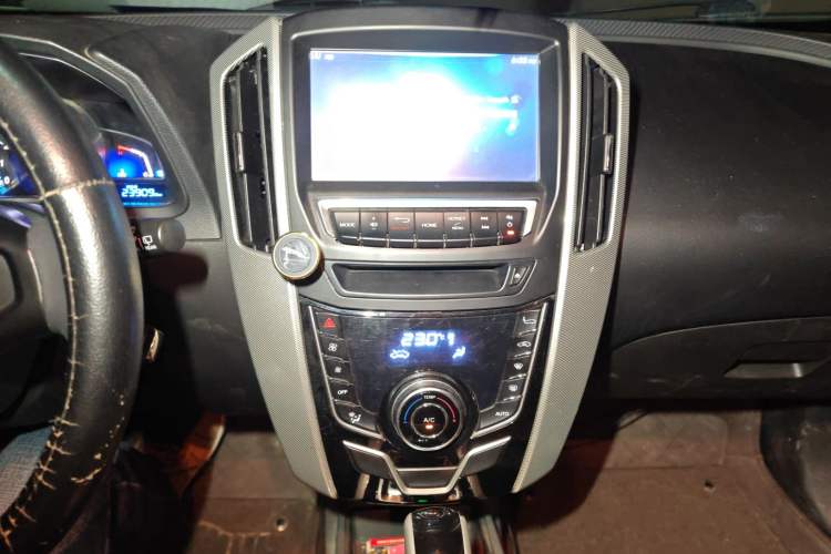 Used Luxgen U6 SUV 2015 1.8T Charm Model Audio And AC Panel