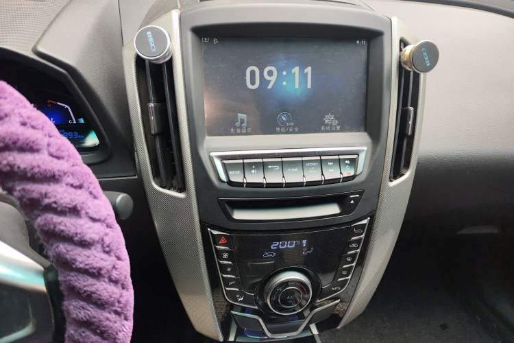 Used Luxgen U6 SUV 2015 1.8T Fashion-Upgraded Model Audio And AC Panel