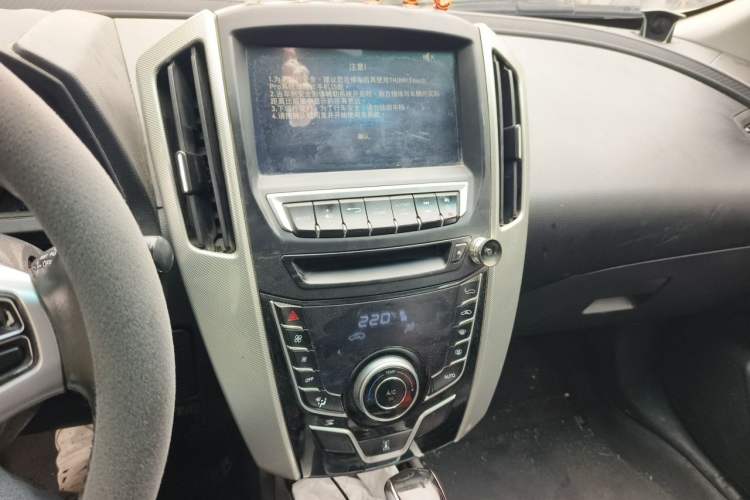 Used Luxgen U6 SUV 2015 1.8T ZhiZun Model Audio And AC Panel