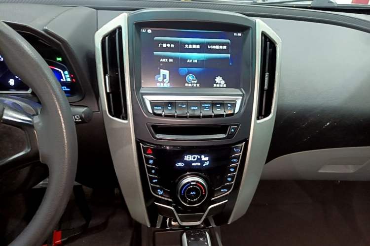 Used Luxgen U6 SUV 2015 1.8T Enhanced Charm Edition Audio And AC Panel