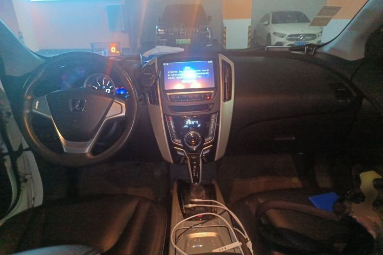 Used Luxgen U6 SUV 2015 1.8T Fashion-Upgraded Model Center Console
