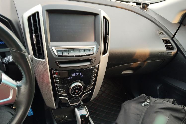 Used Luxgen U6 SUV 2015 1.8T Fashion Edition Center Console