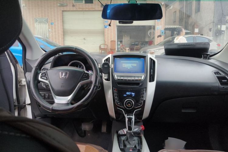 Used Luxgen U6 SUV 2015 1.8T ZhiZun Model Center Console