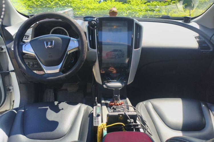 Used Luxgen U6 SUV 2015 1.8T Fashion-Upgraded Model Center Console
