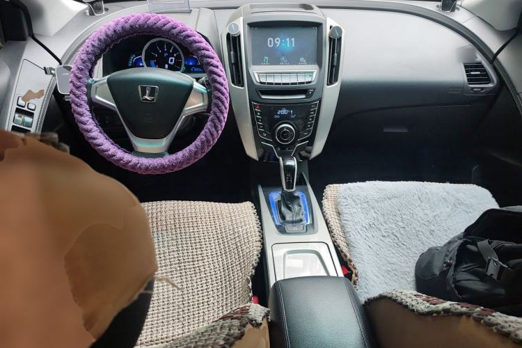 Used Luxgen U6 SUV 2015 1.8T Fashion-Upgraded Model Center Console