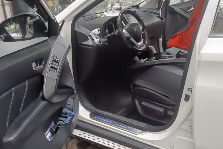 Used Luxgen U6 SUV 2015 1.8T Fashion Edition Driver Seat
