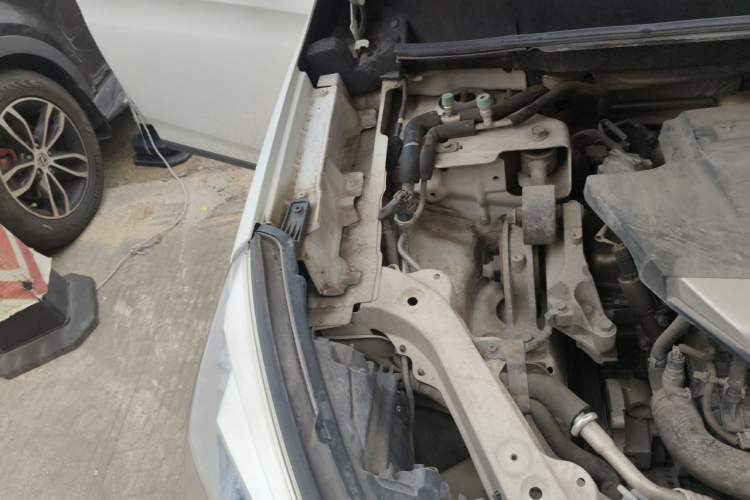 Used Luxgen U6 SUV 2015 1.8T ZhiZun Model Engine Bay Right