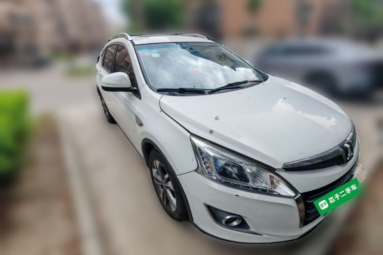 Used Luxgen U6 SUV 2015 1.8T Fashion Edition Front Right 45 Deg