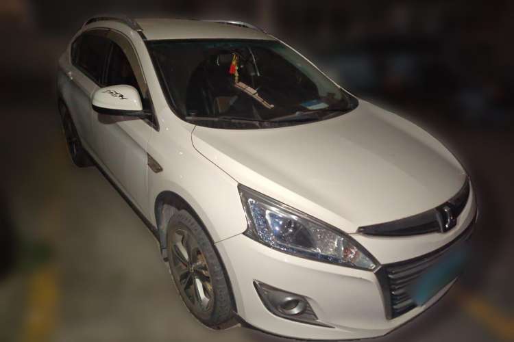 Used Luxgen U6 SUV 2015 1.8T Charm Model Front Right 45 Deg