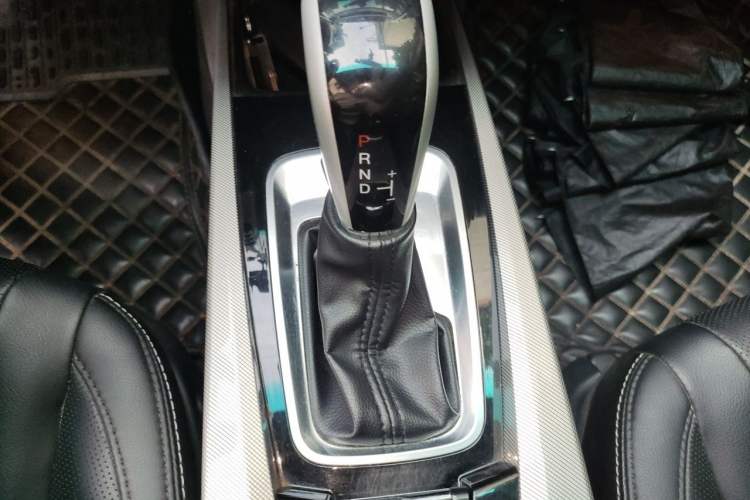 Used Luxgen U6 SUV 2015 1.8T ZhiZun Model Gear Lever