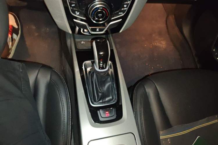 Used Luxgen U6 SUV 2015 1.8T ZhiZun Model Gear Lever