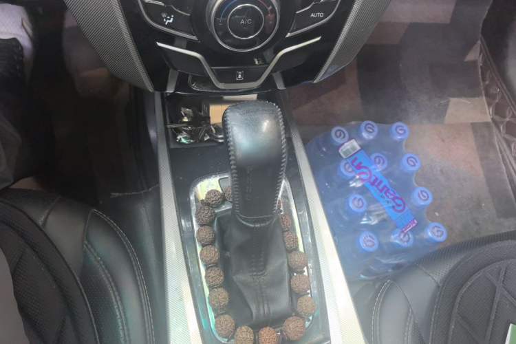 Used Luxgen U6 SUV 2015 1.8T ZhiZun Model Gear Lever