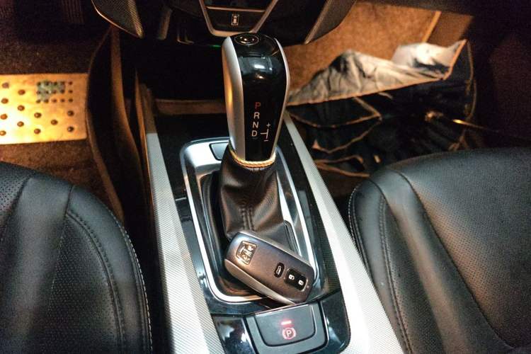 Used Luxgen U6 SUV 2015 1.8T ZhiZun Model Gear Lever