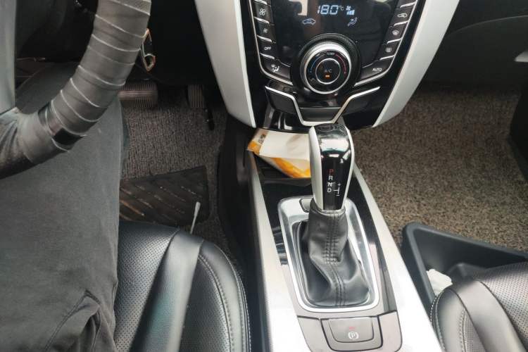 Used Luxgen U6 SUV 2015 1.8T Fashion Edition Gear Lever
