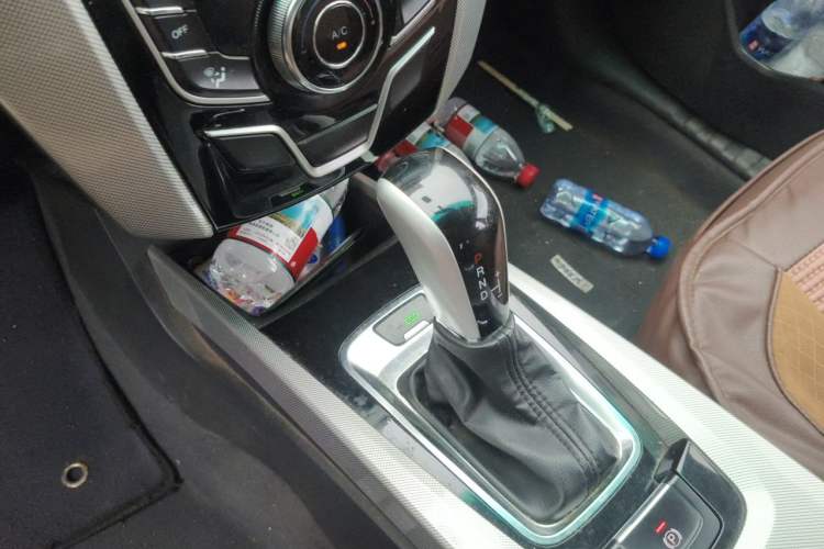 Used Luxgen U6 SUV 2015 1.8T ZhiZun Model Gear Lever