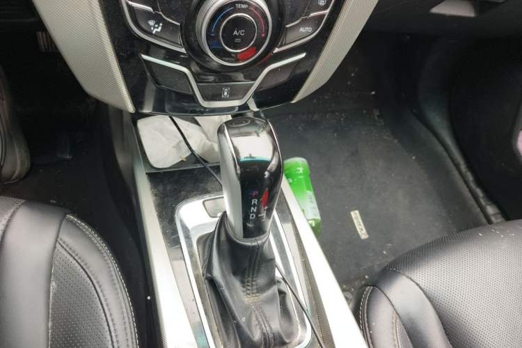 Used Luxgen U6 SUV 2015 1.8T ZhiZun Model Gear Lever