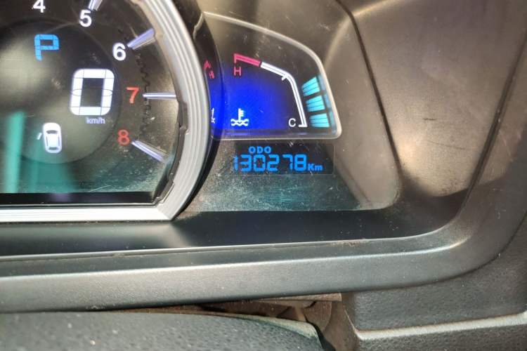 Used Luxgen U6 SUV 2015 1.8T ZhiZun Model Odometer Close Up