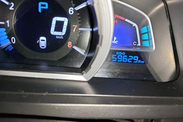 Used Luxgen U6 SUV 2015 1.8T ZhiZun Model Odometer Close Up