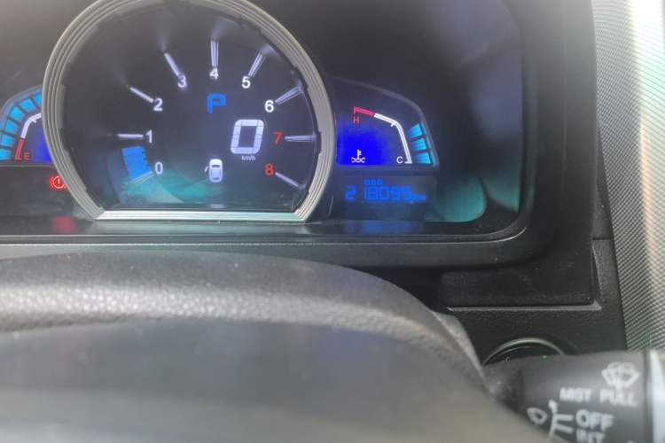 Used Luxgen U6 SUV 2015 1.8T ZhiZun Model Odometer Close Up