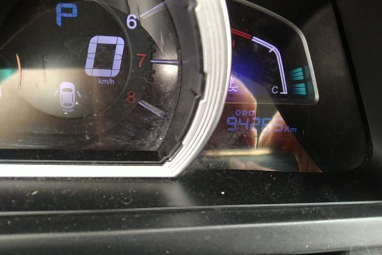 Used Luxgen U6 SUV 2015 1.8T ZhiZun Model Odometer Close Up