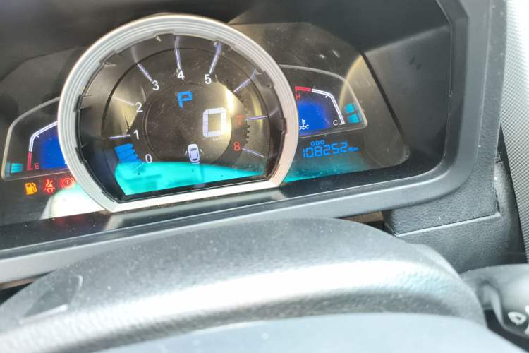 Used Luxgen U6 SUV 2015 1.8T New Innovation Upgrade Odometer Close Up