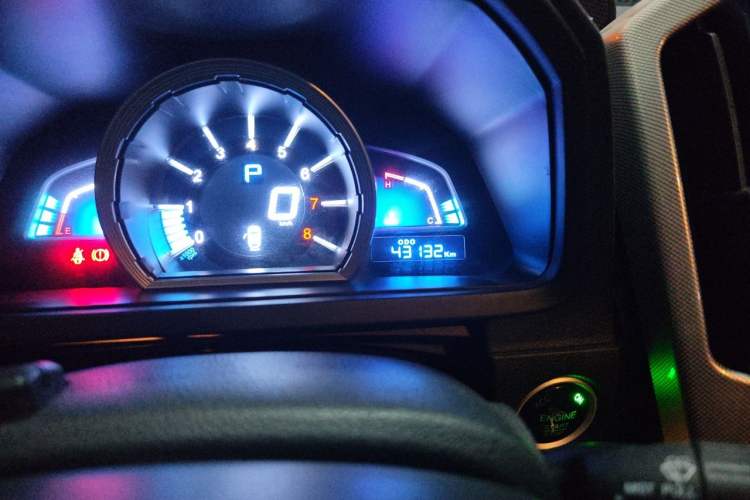Used Luxgen U6 SUV 2015 1.8T ZhiZun Model Odometer Close Up