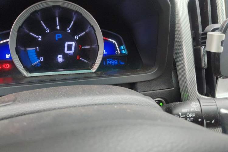 Used Luxgen U6 SUV 2015 1.8T ZhiZun Model Odometer Close Up