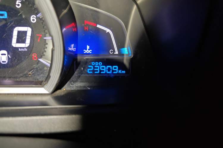 Used Luxgen U6 SUV 2015 1.8T Charm Model Odometer Close Up