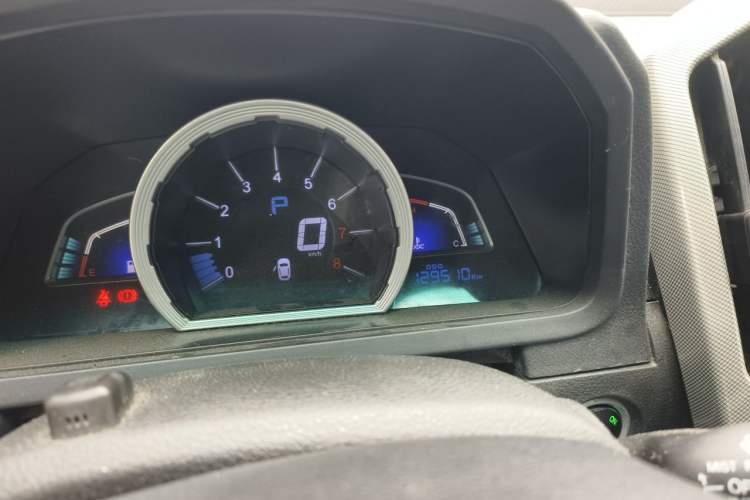 Used Luxgen U6 SUV 2015 1.8T ZhiZun Model Odometer Close Up