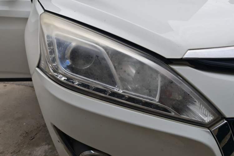 Used Luxgen U6 SUV 2015 1.8T Fashion Edition Right Front Headlight